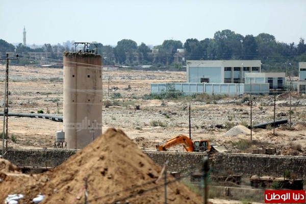 صور وفيديو .. مصر تواصل عمليات حفر الأحواض المائية على طول حدوها مع غزة لمنع التهريب