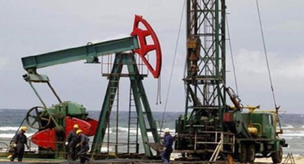 النفط يزيد خسائره بعد بيانات تظهر ارتفاع المخزونات الأمريكية