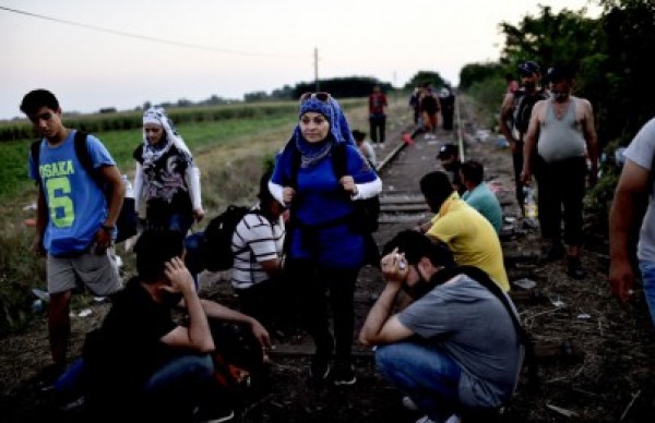 مهاجرون يتظاهرون امام محطة القطارات في المجر
