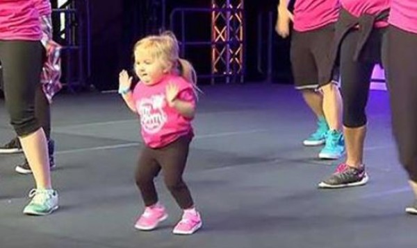 فيديو: طفلة تخطف الأنظار من الراقصين على المسرح