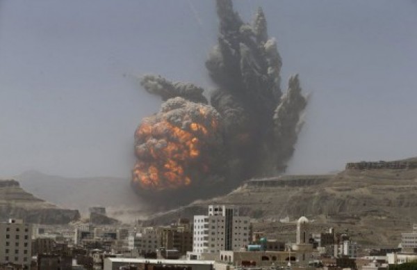 مصادر يمنية: طيران التحالف يدمر مخازن أسلحة للحوثيين بصنعاء