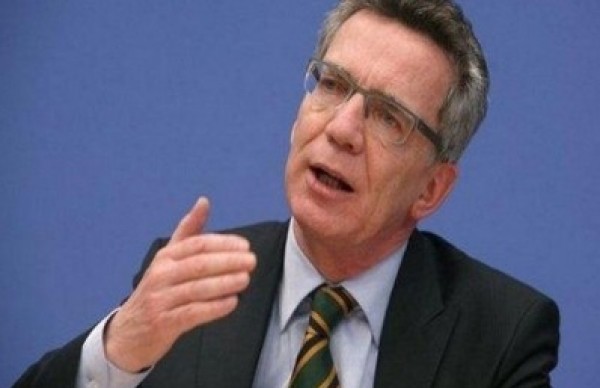 وزير الداخلية الألماني يطالب بتعديل الدستور لمساعدة اللاجئين