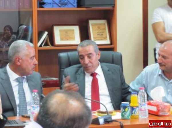 الوزير الشيخ  يكرّم وكيل هيئة الشؤون المدنية ومدير شؤون الافراد