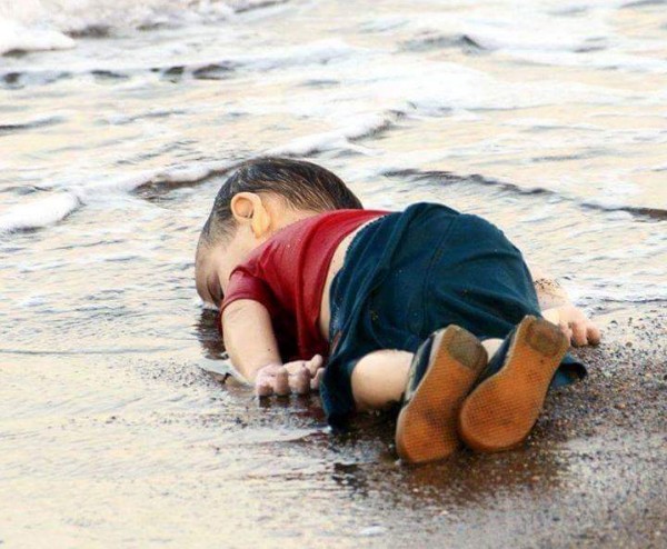 صور وفيديو: صورة لطفل هزت العالم و"أزعجت" ملك جمال سوريا ويصفه بالـ "ميتة نجسة"