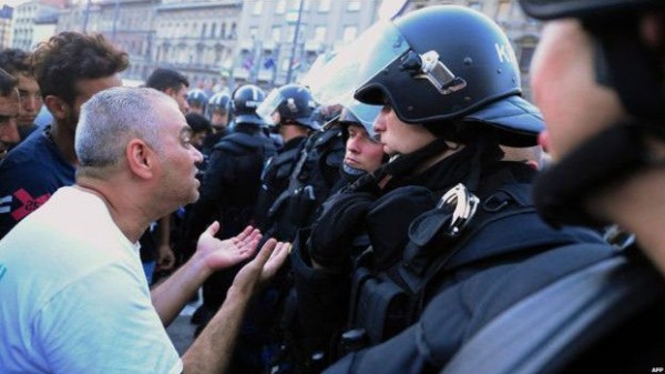 اشتباكات بين الشرطة ومهاجرين غاضبين في العاصمة المجرية