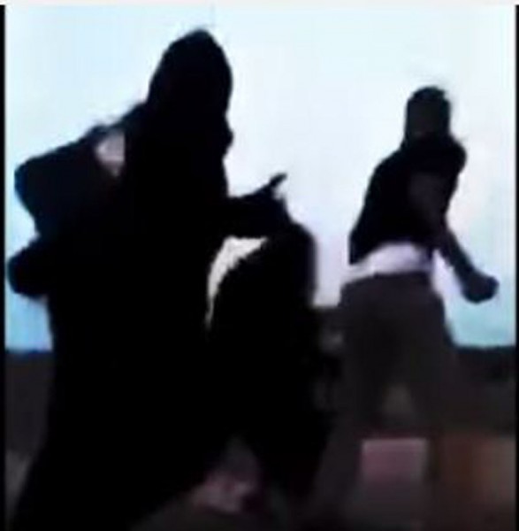 فيديو.. سعودي يضرب 3 فتيات بالشارع بعد اعتراضهن على تحرشه