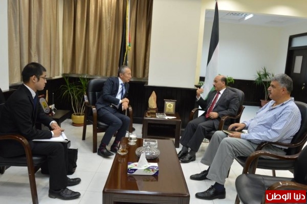 وزير الاشغال يلتقي السفير الياباني لدى فلسطين