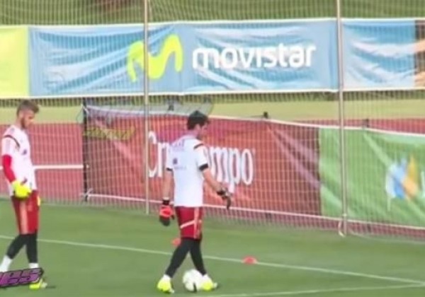 فيديو .. دي خيا يسخر من كاسياس بتمريرة بين قدميه ولسان حال كاسياس "الا ليت الشباب يعود يوما"