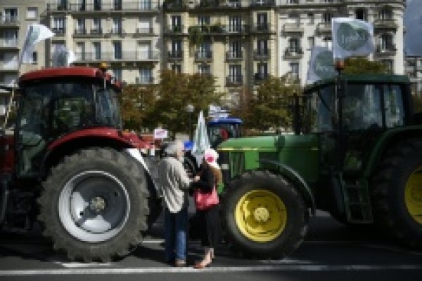 طلائع المزارعين الغاضبين يدخلون باريس بجراراتهم