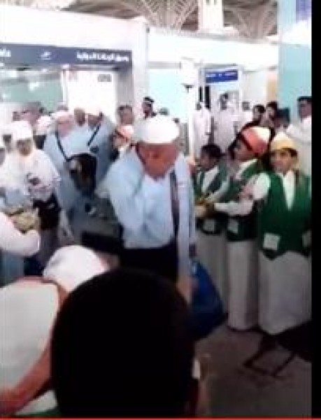 فيديو: استقبال الحجاج بالأناشيد في مطار المدينة