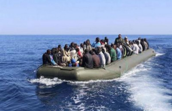 حرس السواحل الليبي ينقذ عشرات المهاجرين على متن قارب مطاطي قرب طرابلس