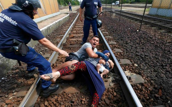 شاهد.. عائلة سورية تختار الموت تحت القطار هربا من معاملة الشرطة الهنغارية
