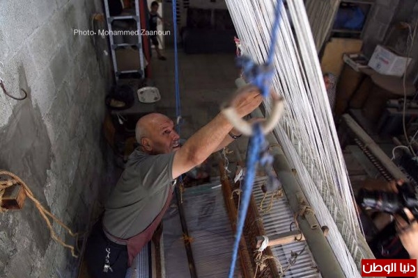 (صور) صناعة البُسط والسجاد اليدوي في غزة ..
