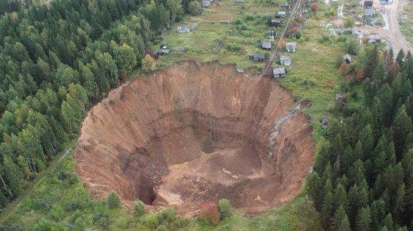 روسيا.. حفرة عملاقة تزداد اتساعا وتبتلع البيوت من حولها (صور)