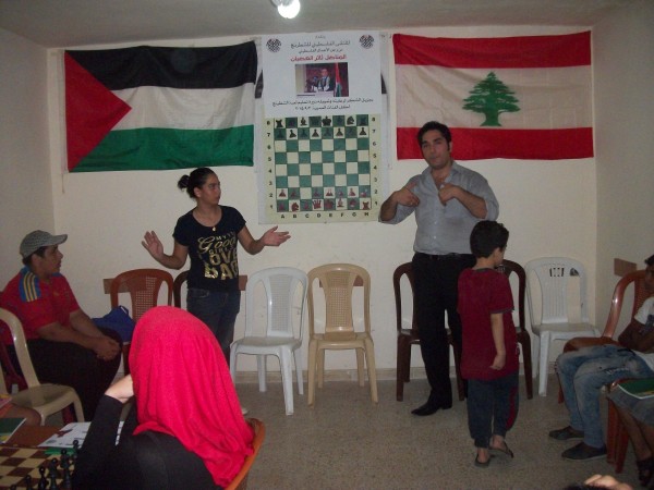 رجل الأعمال الفلسطيني المناضل ثائر الغضبان يفتتح دورة في تعليم الشطرنج في مخيم شاتيلا