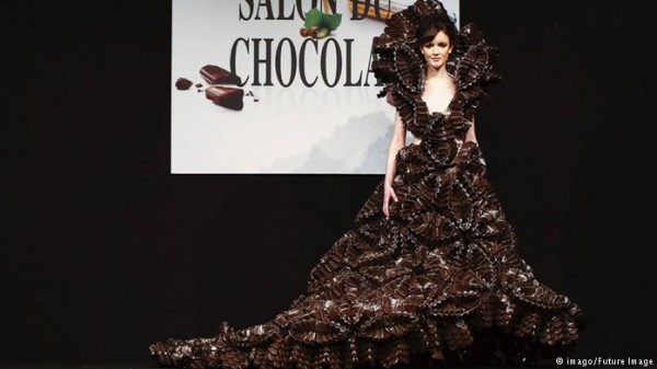 فستان من الشوكولاته يلفت الأنظار في بريطانيا
