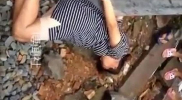 بالفيديو: قرويون يعاقبون امرأة وهي حامل بالضرب المبرح