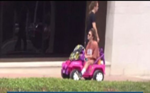 فيديو.. طالبة أمريكية تذهب إلى الجامعة بسيارة أطفال