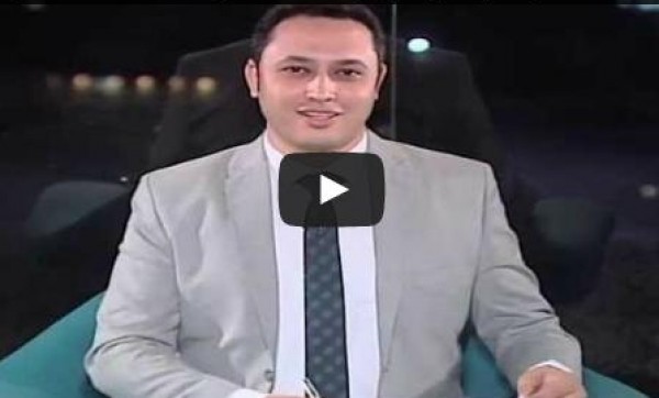 شاهد .. مذيع يخرج عن النص ويهنئ زوجته بعيد زفافهما