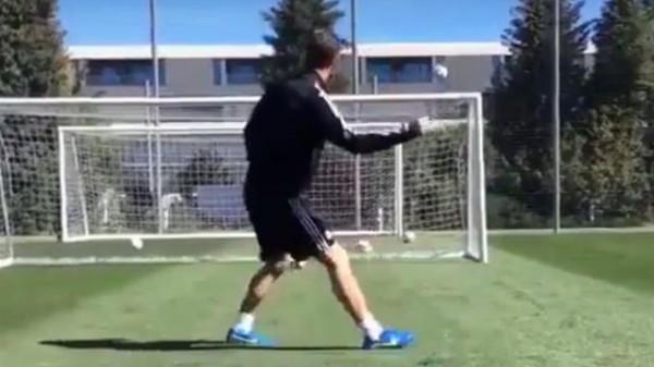 فيديو .. سيرجيو راموس يتدرب على الضربات المباشرة بوضع مرمى كامل كحائط صد