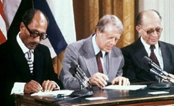 نتيجة بحث الصور عن 1978 - عقد أول اجتماعات كامب ديفيد بين رئيس وزراء إسرائيل مناحم بيجن والرئيس المصري محمد أنور السادات.