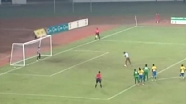 فيديو.. حارس مرمى يسدد أغرب ركلة جزاء ويصيب الحارس المنافس بحالة ذهول