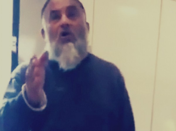 فيديو: شيخ يهاجم فتاة إنجليزية وضعت قدميها على مقعد المترو: لن أستطيع الصلاة الآن