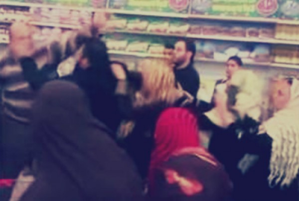 خناقة بالشباشب بين رجل ونساء في "كارفور"