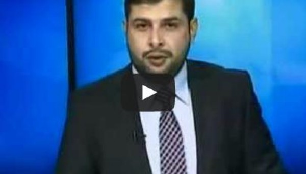بالفيديو.. مذيع يمني يبكي وهو يقرأ على الهواء نبأ استشهاد شقيقه