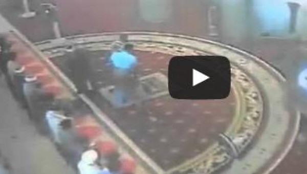 بالفيديو.. رجل يصفع إمام مسجد على وجهه أثناء الصلاة ليقف مكانه