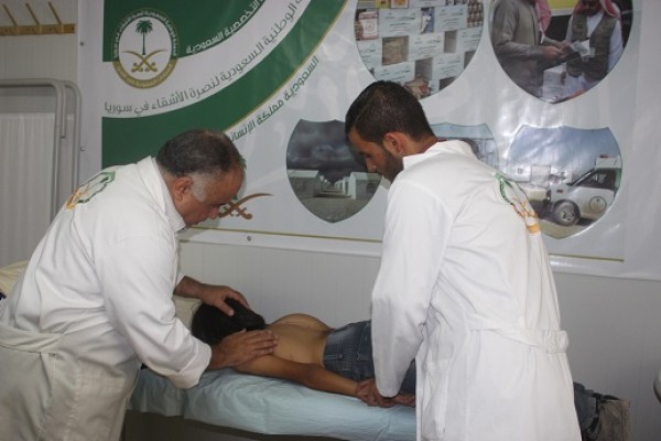 بعد علاجه في العيادات التخصصية السعودية بالزعتري.. الطفل السوري محمد "قوة الارادة في وجه الالم"