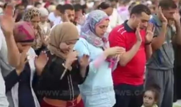 فيديو: الرجال والنساء صفًا واحدًا!.. الآلاف يؤدون صلاة العيد في مصر .. والفيسبوك : دين جديد