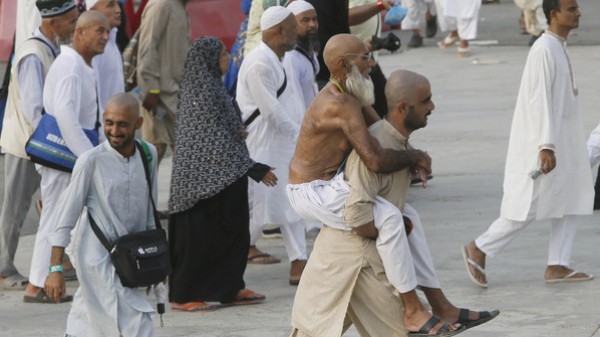 صور الحاج الذي حمل والده على ظهره لمسافة كيلو