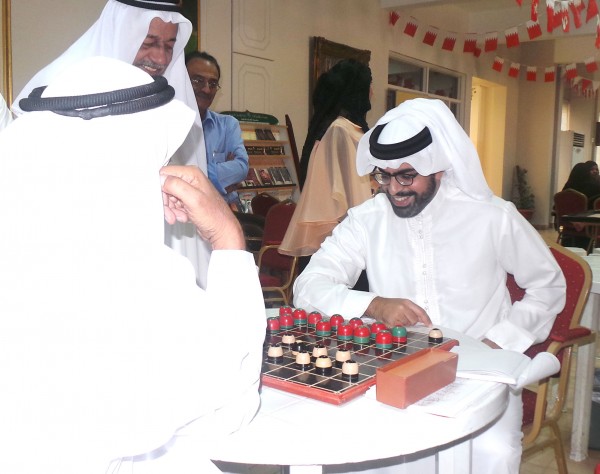 امحافظ الجنوبية يزور دار المنار للمسنين ويشاركهم أفراح عيد الأضحى المبارك