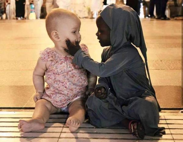في الحرم المكي .. قبل أن تعرفا الألوان