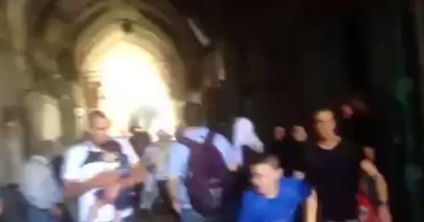 شبان يهاجمون المستوطنين بالمفرقعات في باب السلسلة أحد أبواب المسجد الأقصى