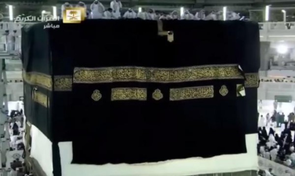 تغير كسوة الكعبة المشرفة