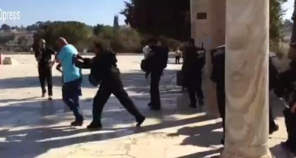 إشتباكات بين الشبان وقوات الإحتلال في المسجد الأقصى