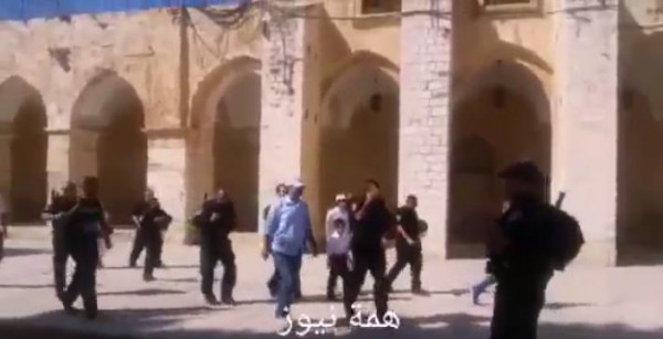 مستوطنين يقتحمون باحات المسجد الأقصى بحماية الشرطة الإسرائيلية