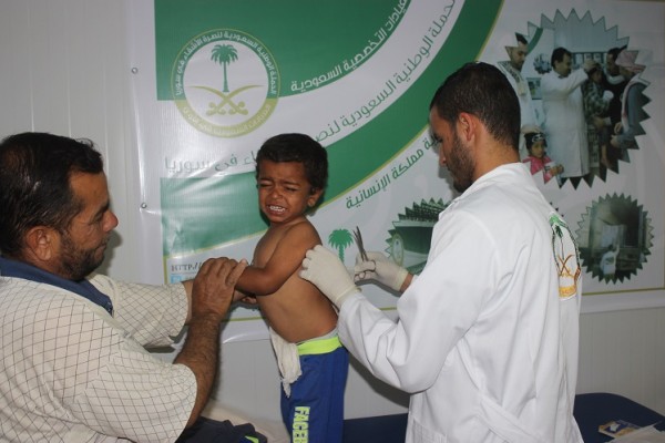 مع استمرار موجات الحر ... العيادات التخصصية السعودية تعالج 1343 مريضا سوريا في الزعتري
