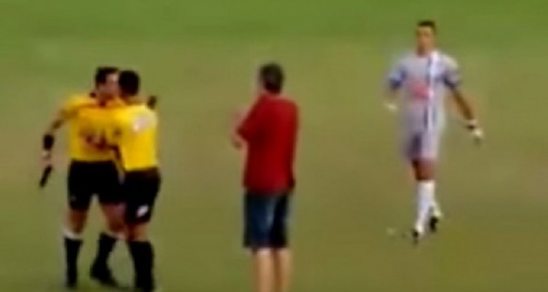 بالفيديو: حكم برازيلي يشهر مسدسا بوجه لاعب