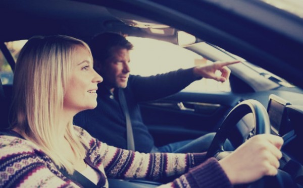 7 اختلافات بين قيادة الرجل والمرأة للسيارة: تنهار السيدات مع وجود عطل لكن الرجال يعتبرونه تحديًا