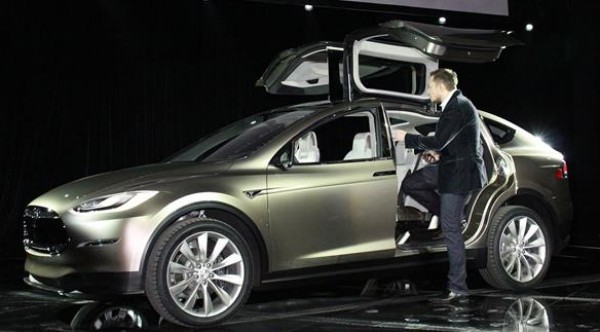 تيسلا تقدم أول سيارة كهربائية في فئة "إس.يو.في"
