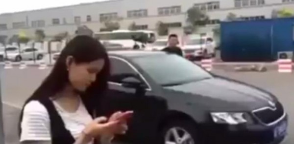 شاهد كيف كان تفكير فتاة وحوارها القصير مع معجب