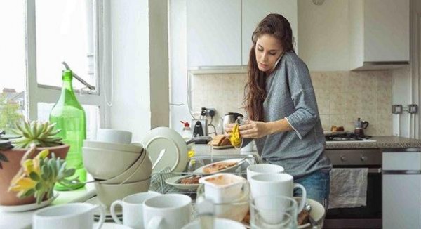 للبنات.. غسل الأطباق أفضل حل للتخلص من الضغوط النفسية