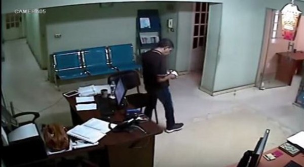 شاهد.. "علقة ساخنة" لشاب سارق موبايل من داخل إحدى الشركات