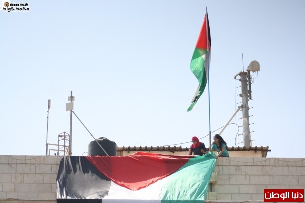 رفع العلم الفلسطيني وسط مدينة اريحا