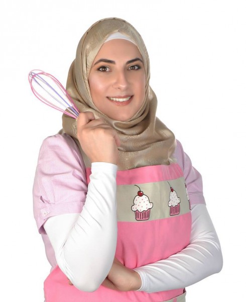 بالصور : سيدة فلسطينية في دبي تحترف مجال الطبخ وتنسيق الأطباق.. وآلاف من المعجبين