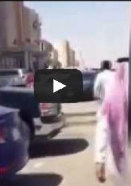 فيديو.. سعوديون يقبضون على داعشي هدد إمام مسجد بالقتل