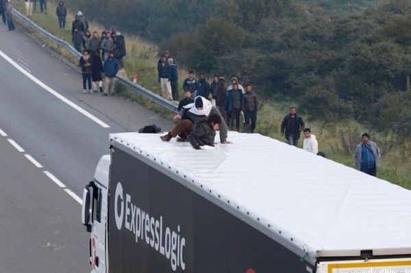 200 مهاجر يقتحمون النفق الأوروبي بالقرب من ميناء كاليه الفرنسي